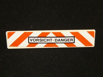 Absperrschranke mit Aufdruck Vorsicht-Danger